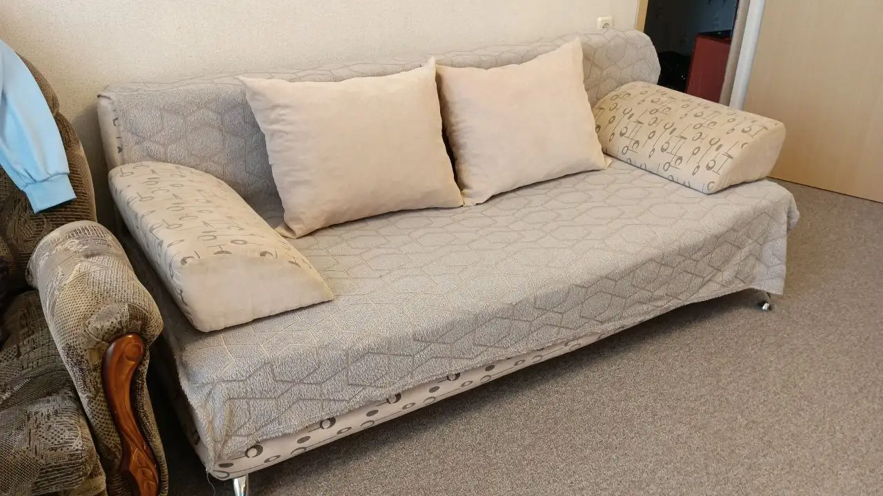 Диван с вмятиной и пятнами - Мебель (Барахолка) в Нижневартовск