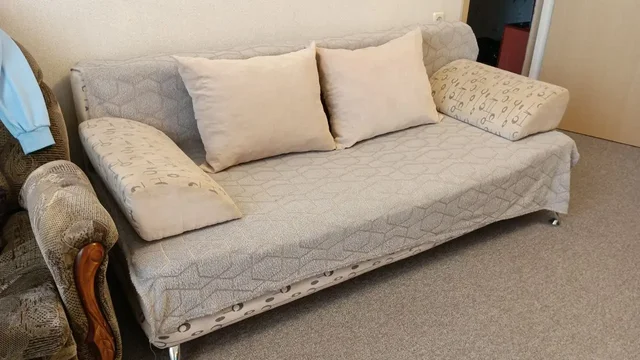 Диван с вмятиной и пятнами - Посуда и кухонные принадлежности в Нижневартовск