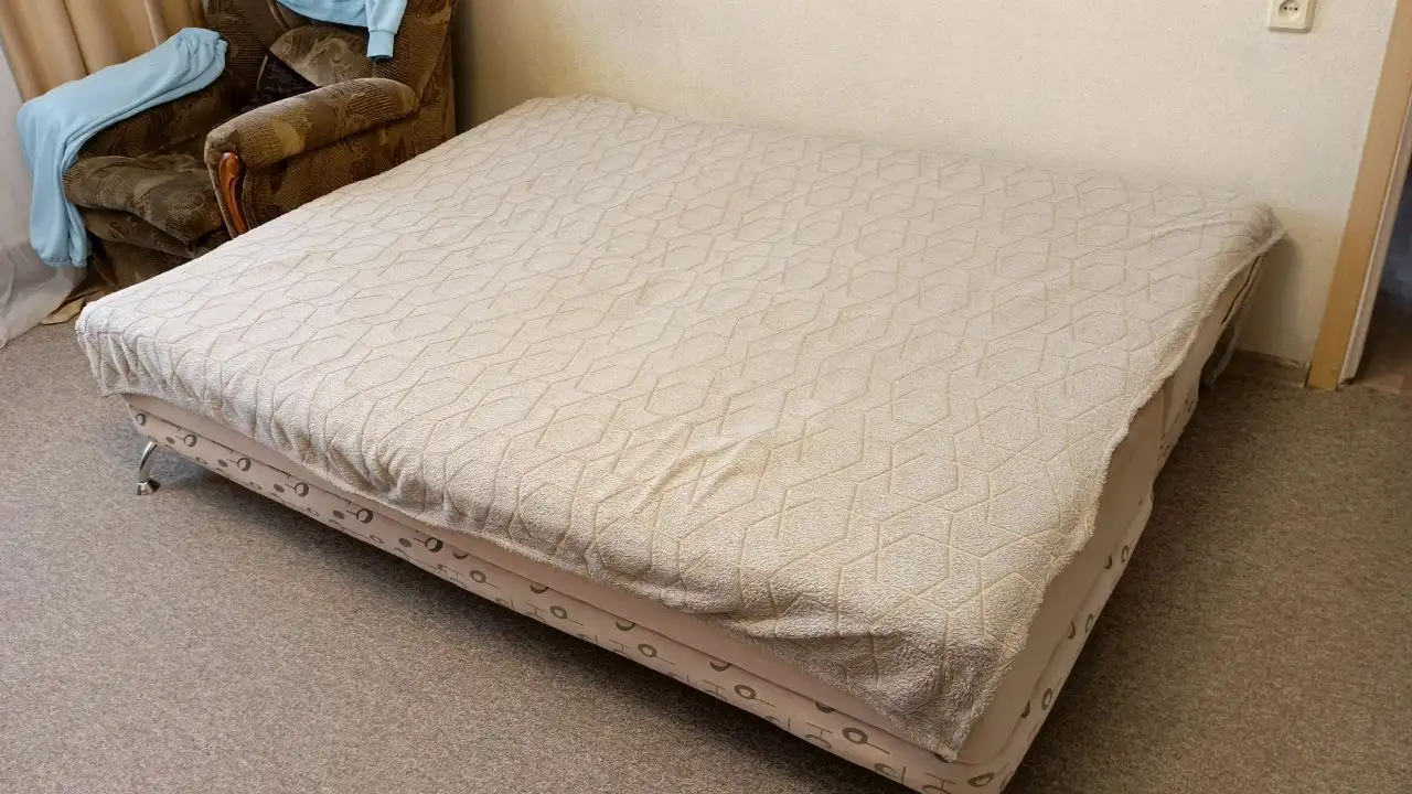 Диван с вмятиной и пятнами - Мебель (Барахолка) в Нижневартовск