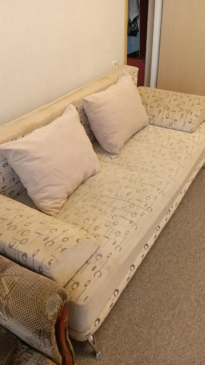 Диван с вмятиной и пятнами - Мебель (Барахолка) в Нижневартовск