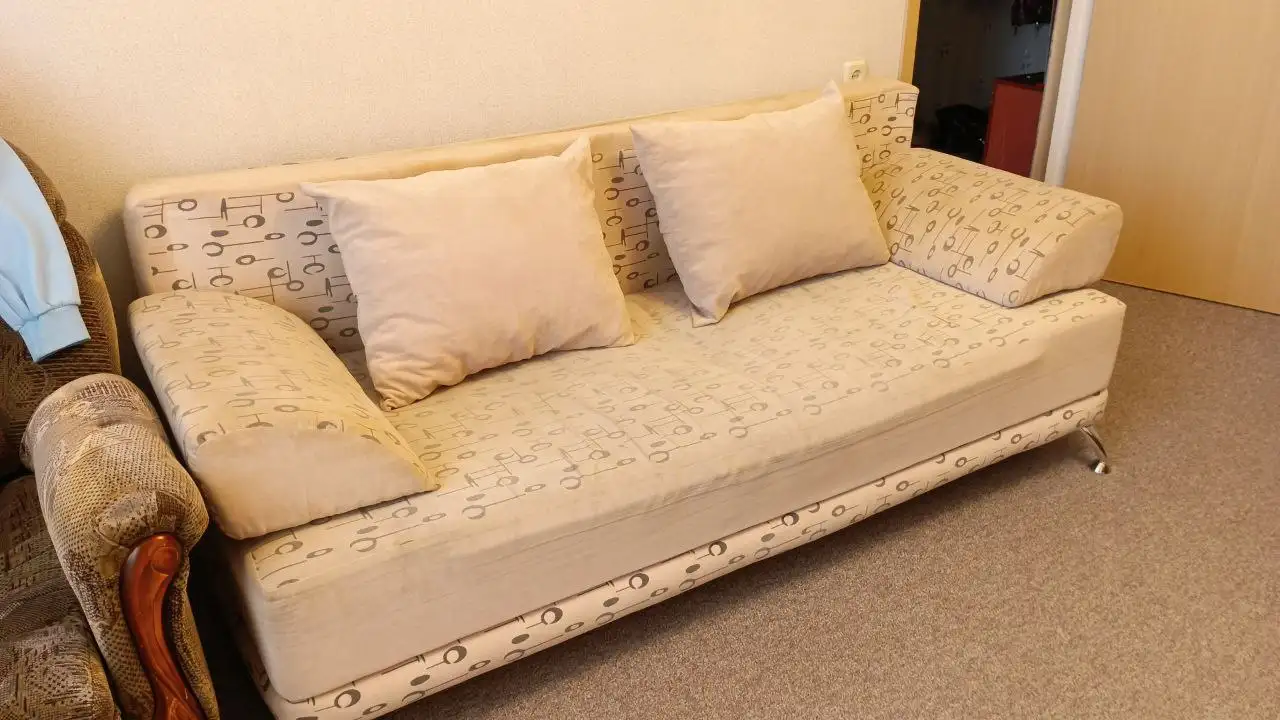 Диван с вмятиной и пятнами - Мебель (Барахолка) в Нижневартовск