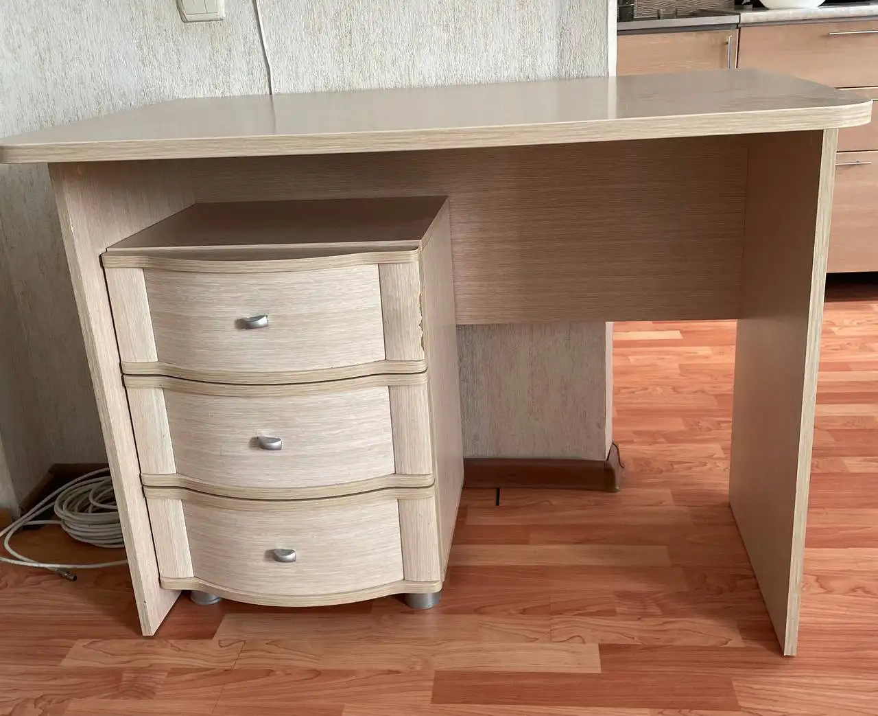 Стол письменный с выдвижной полкой под клавиатуру - Мебель (Барахолка) в Нижневартовск