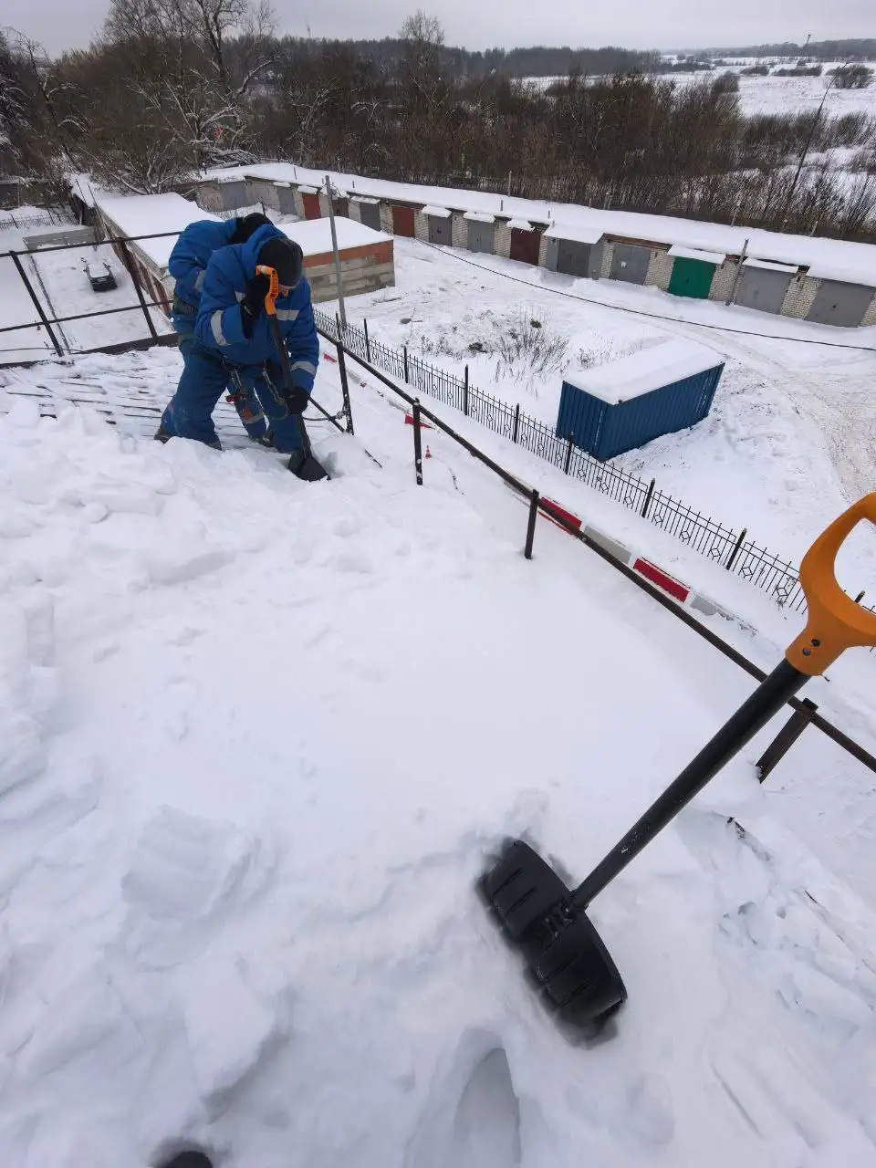 Очистка кровли от снега и наледи - Услуги в Королев