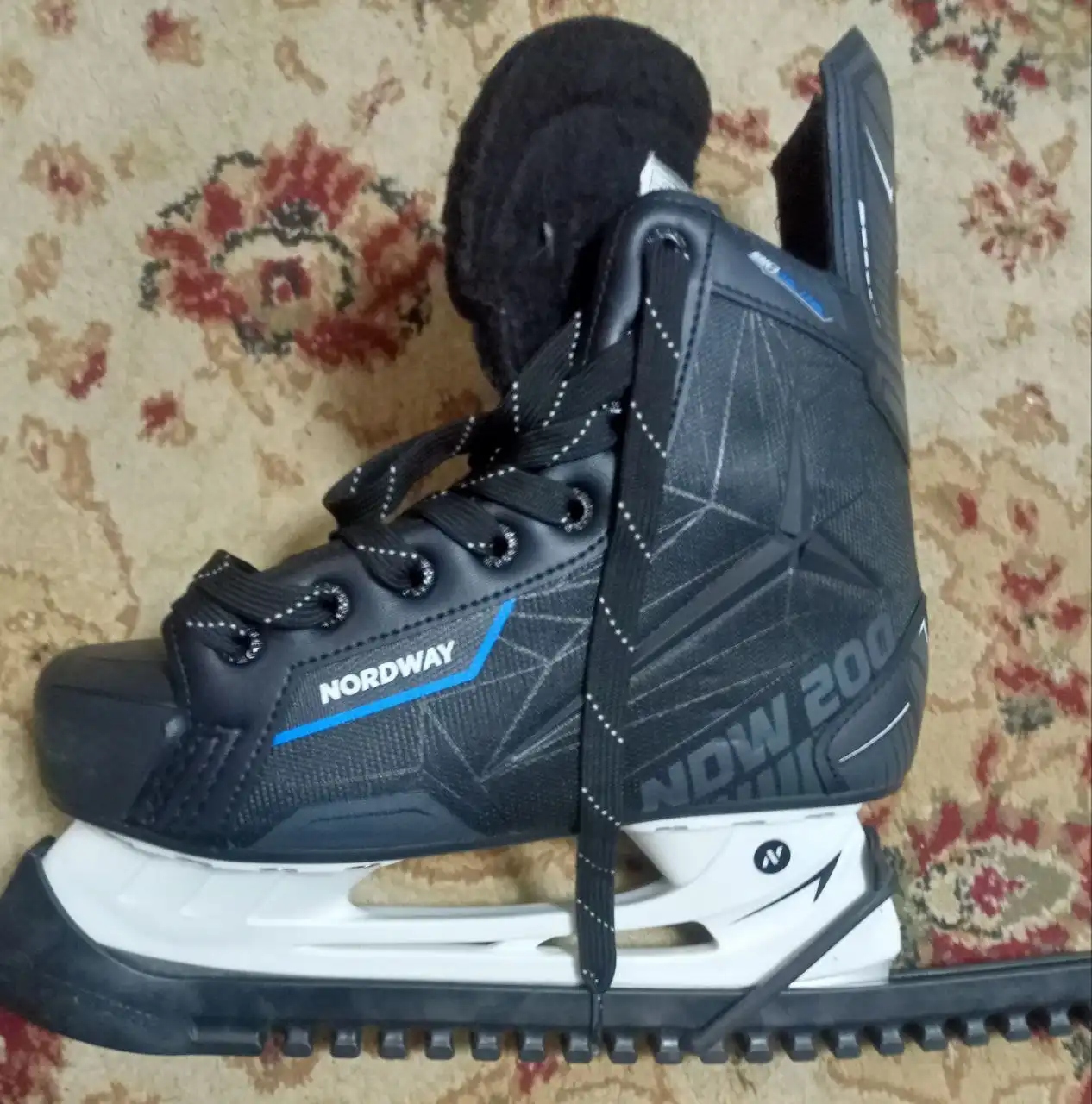 Продам коньки 40 размер