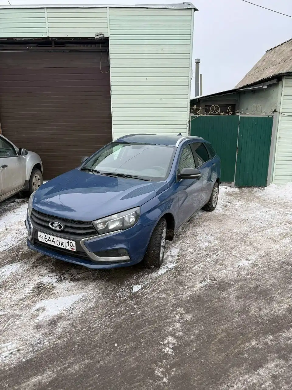 Продам Весту универсал 2019 года