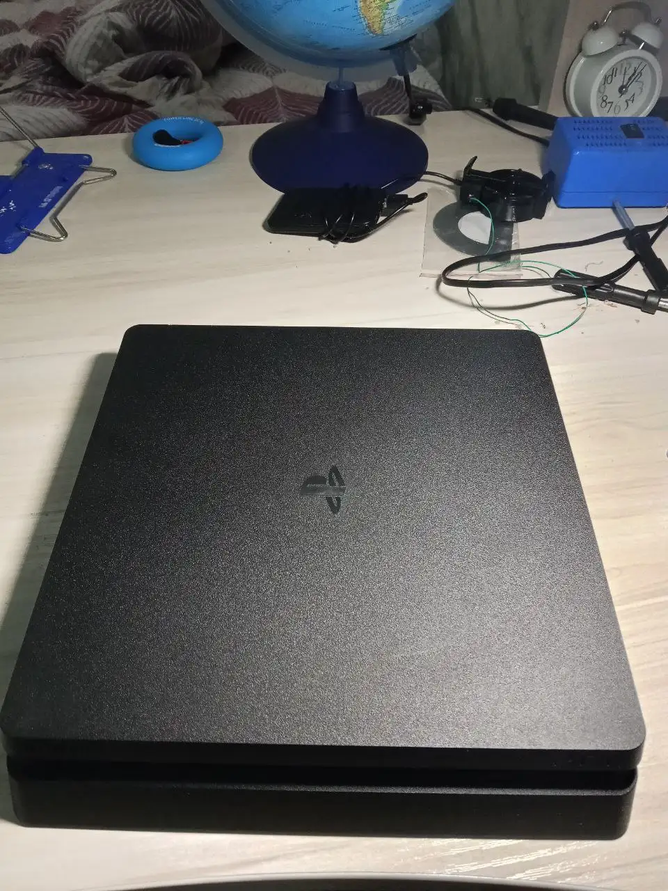 Продажа PlayStation 4 с аксессуарами и играми - Игровые консоли (Электроника) в Саранск