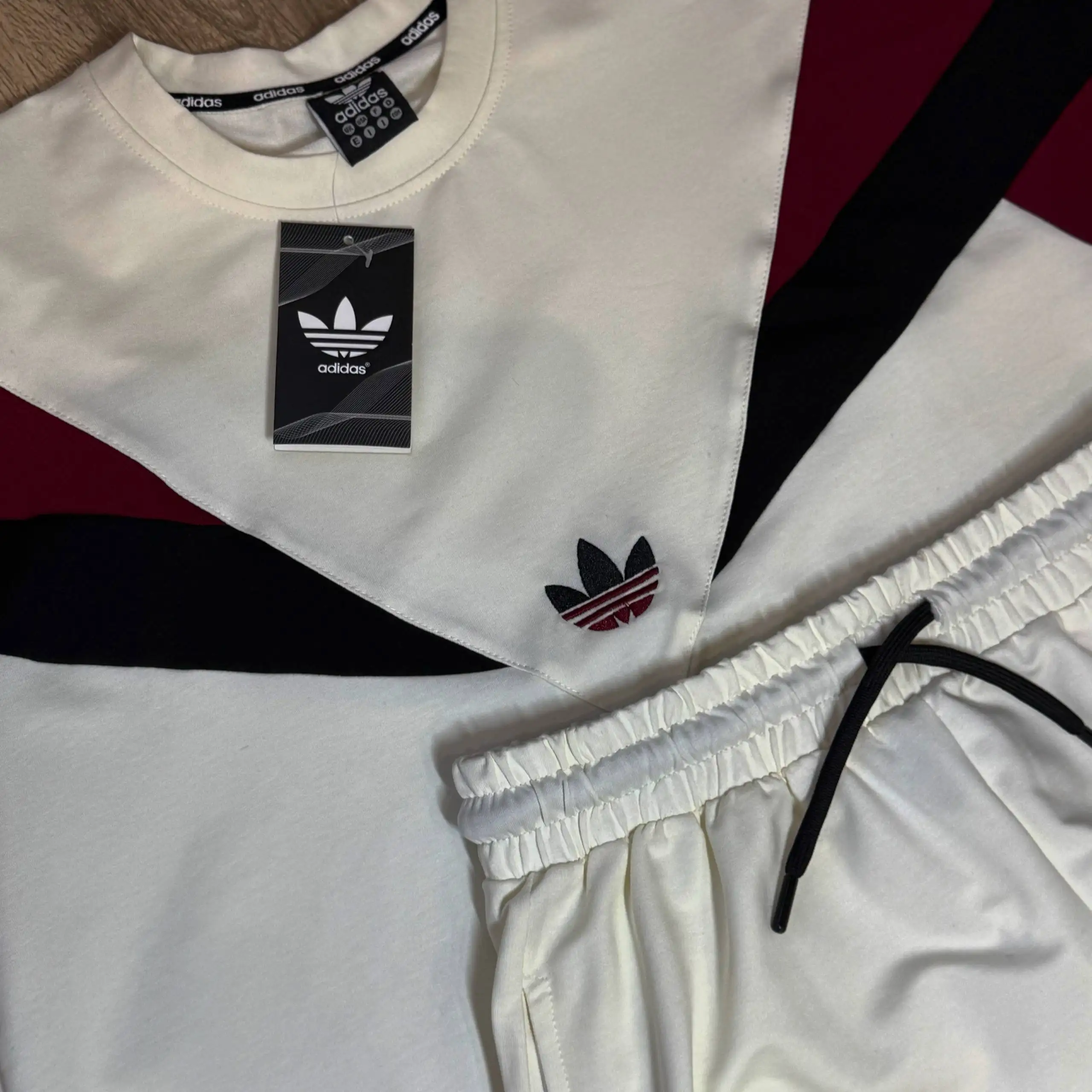 Костюм Adidas 48-50 белый - Костюмы (Одежда) в Саранск