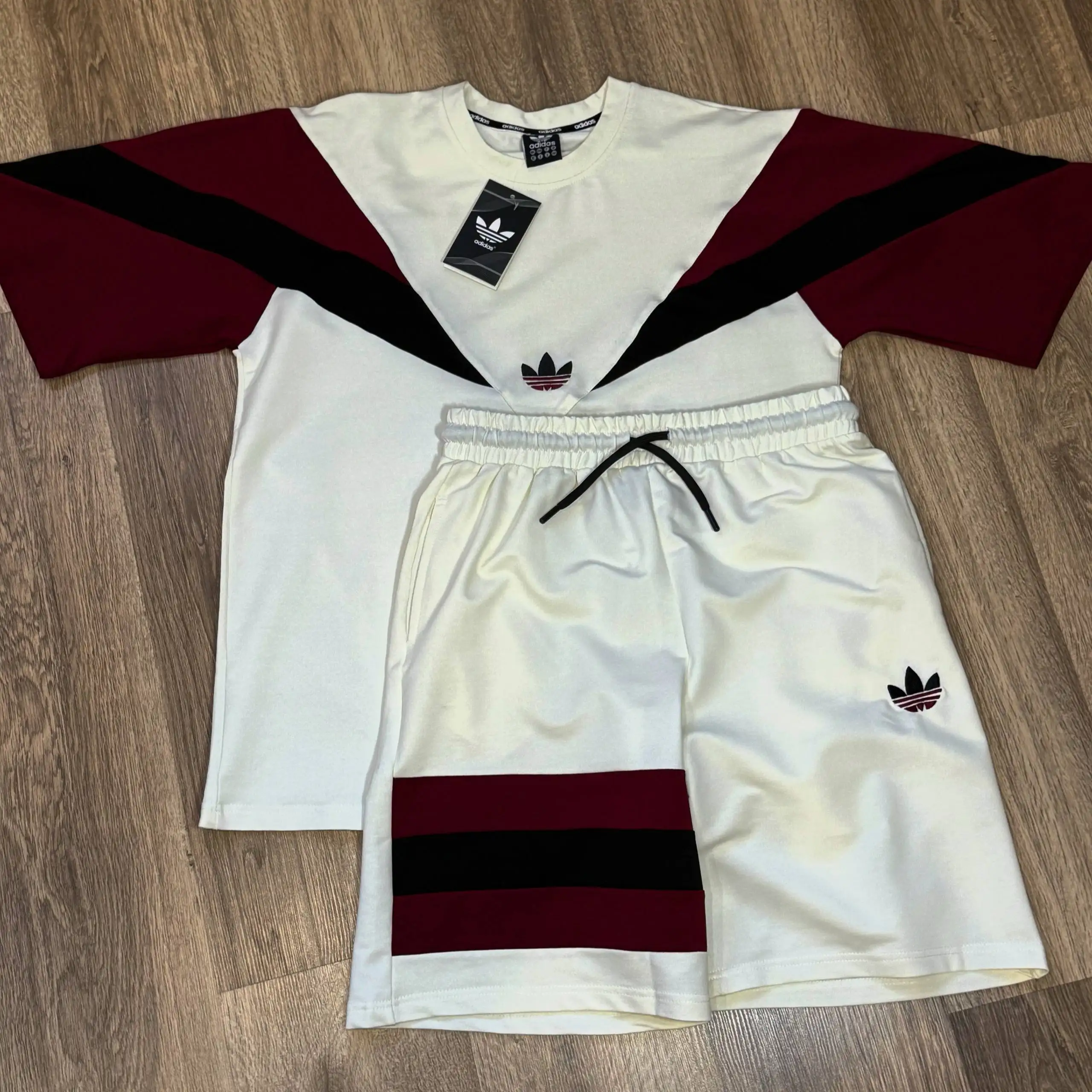 Костюм Adidas 48-50 белый - Костюмы (Одежда) в Саранск