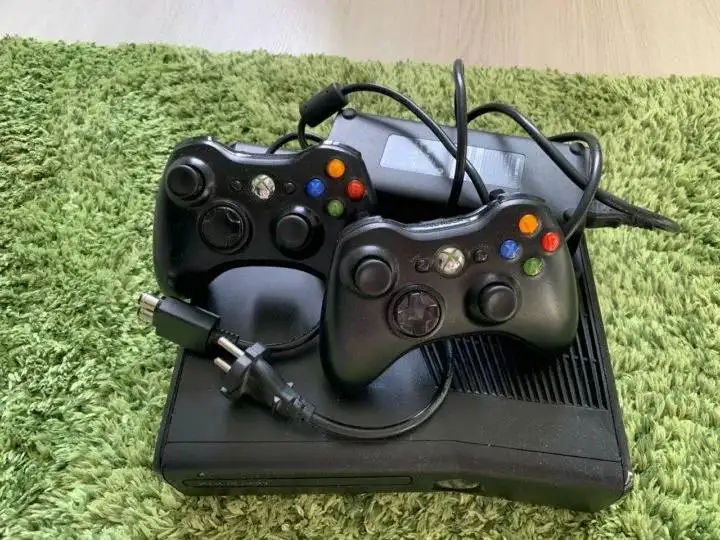 Xbox 360 с прошивкой Freeboot, 500 ГБ, 2 геймпада - Игровые приставки (Электроника) в Нижний Новгород