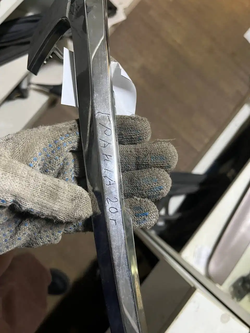 Молдинг верхний левый хром в идеальном состоянии