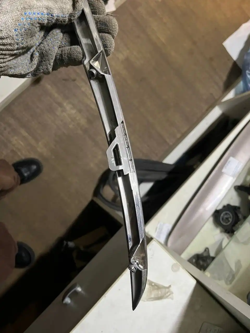 Молдинг верхний левый хром в идеальном состоянии