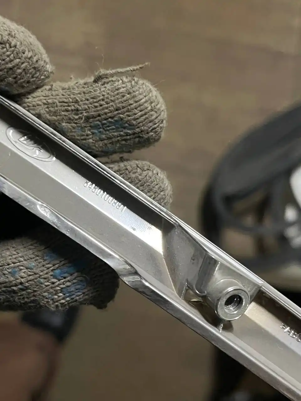 Молдинг верхний левый хром в идеальном состоянии