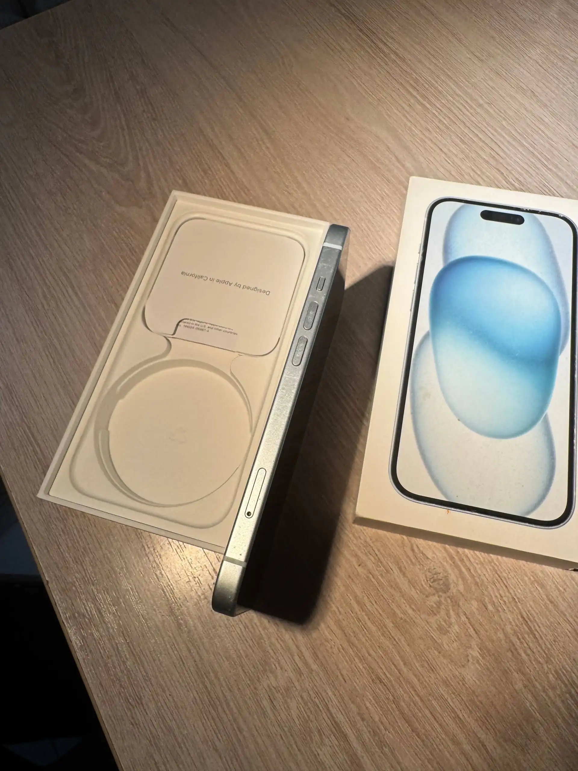 iPhone 15 128GB с мелкими царапинами, АКБ 81%