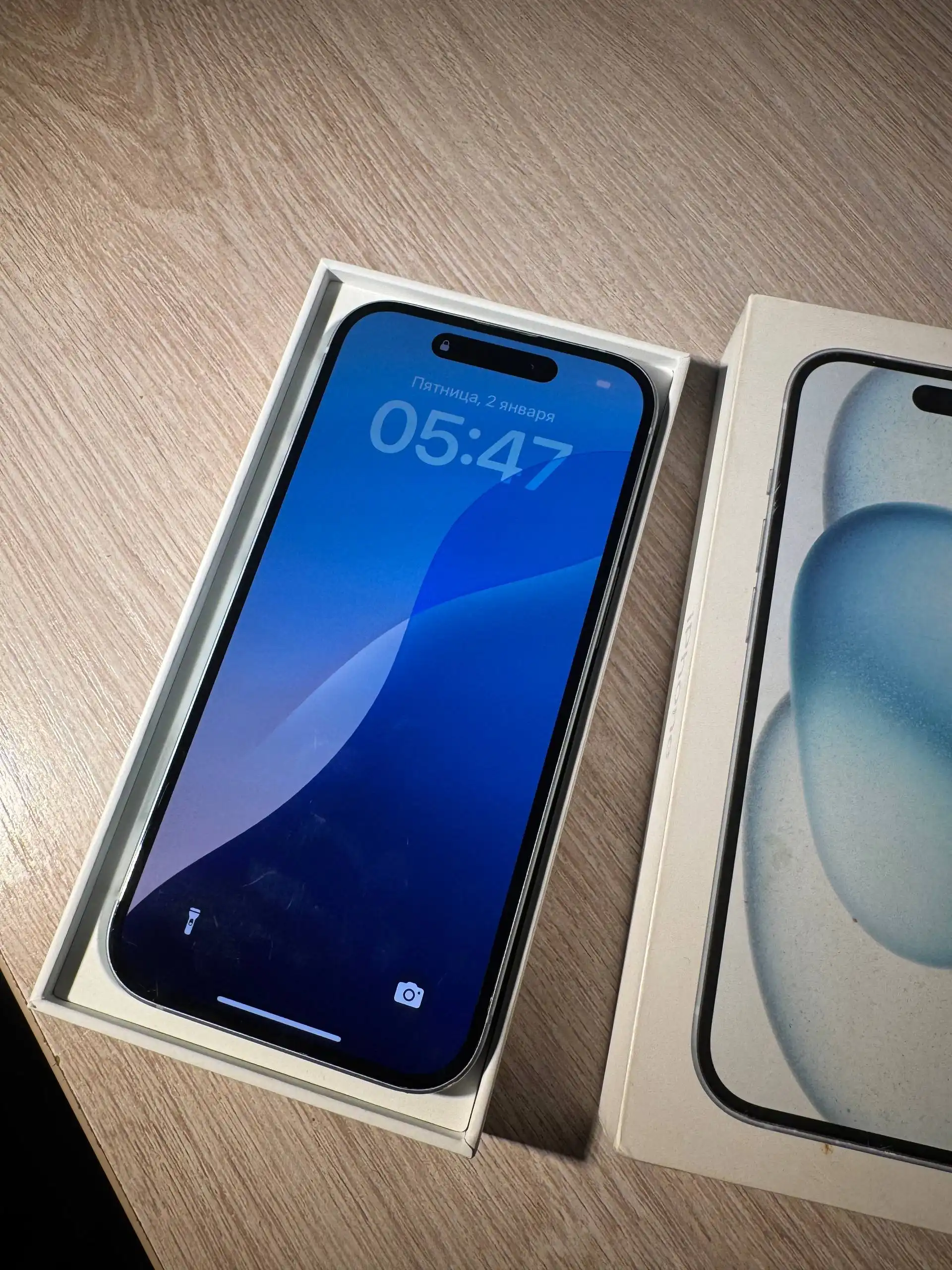 iPhone 15 128GB с мелкими царапинами, АКБ 81%