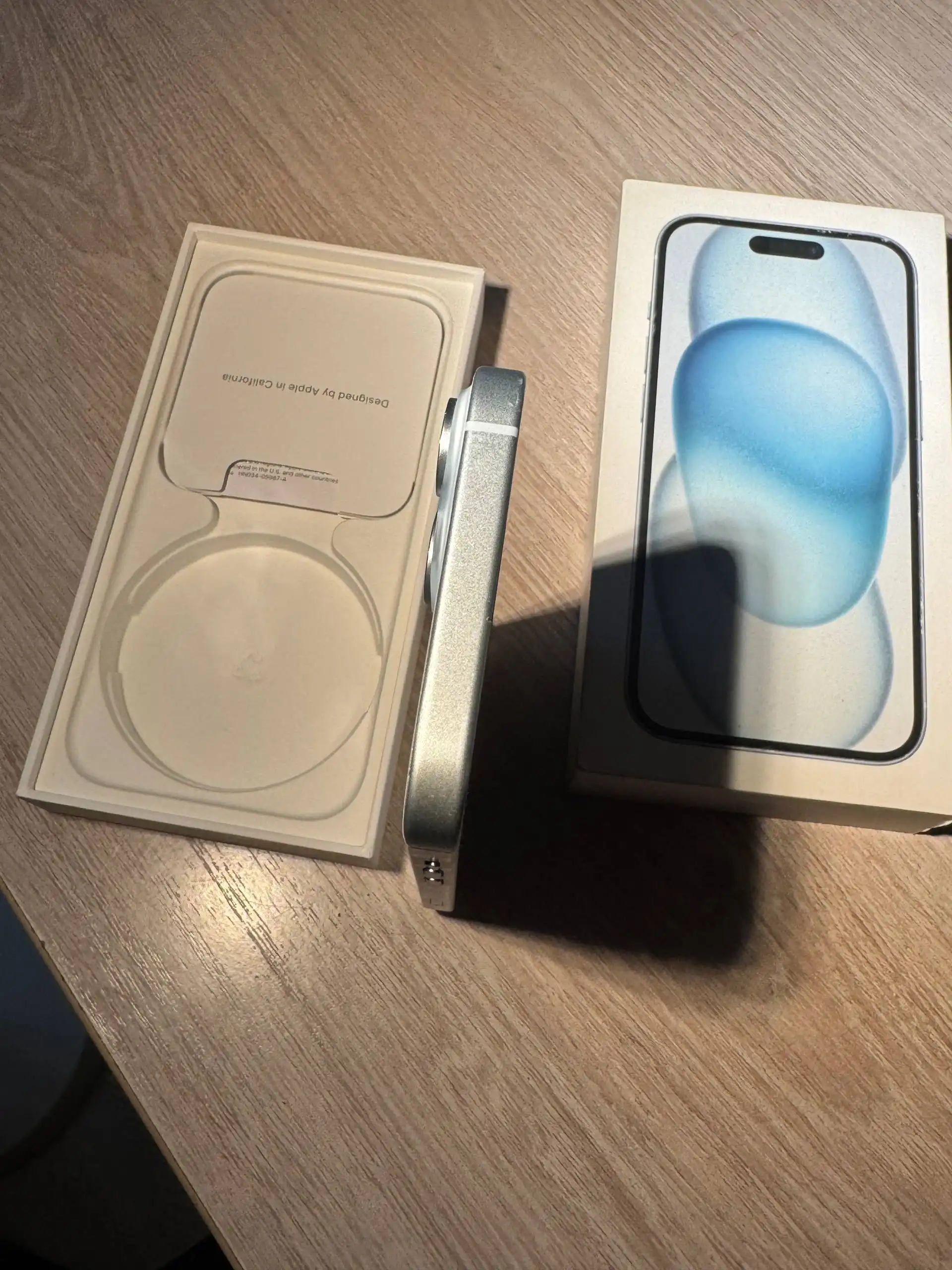 iPhone 15 128GB с мелкими царапинами, АКБ 81%