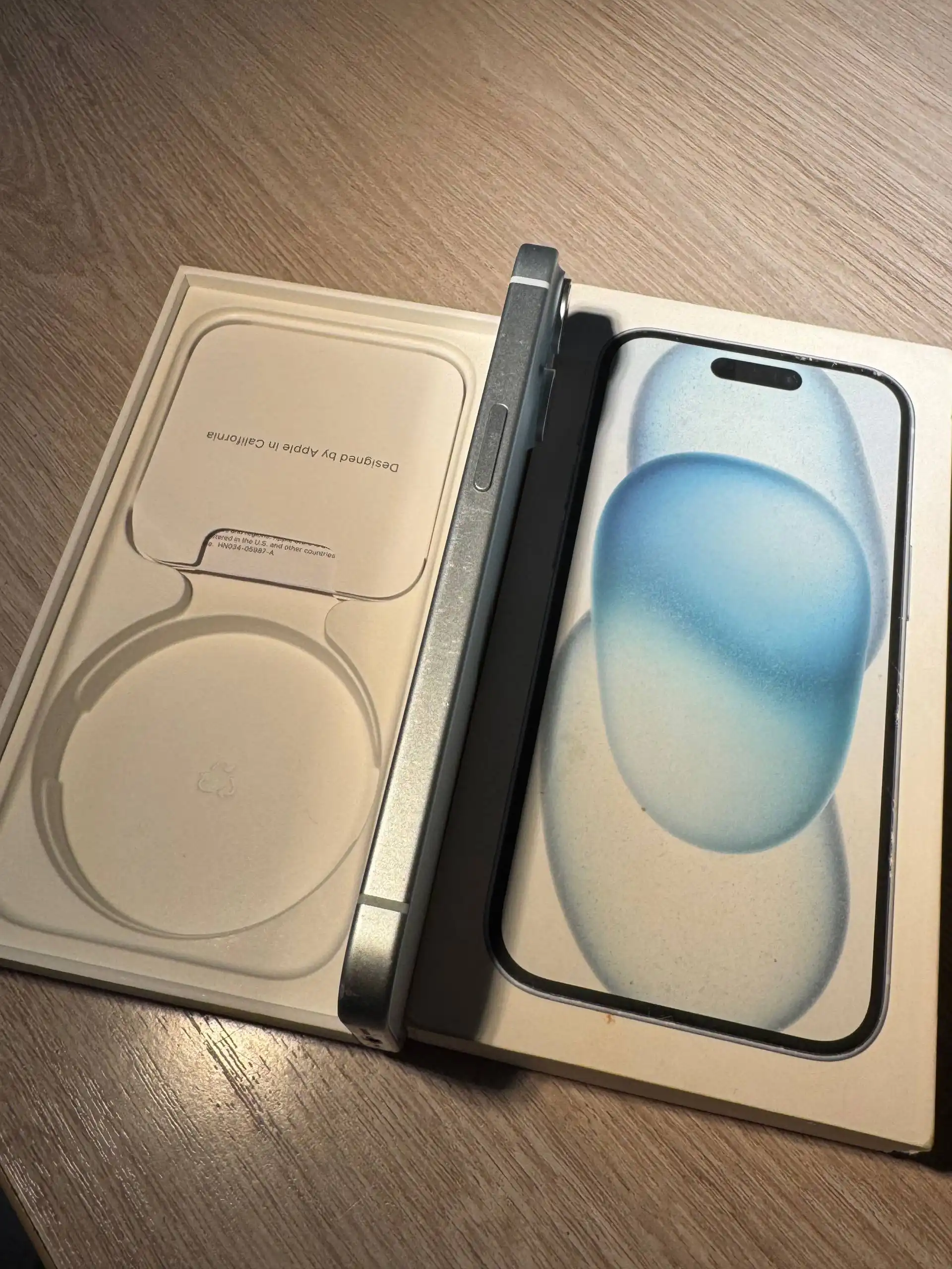 iPhone 15 128GB с мелкими царапинами, АКБ 81%