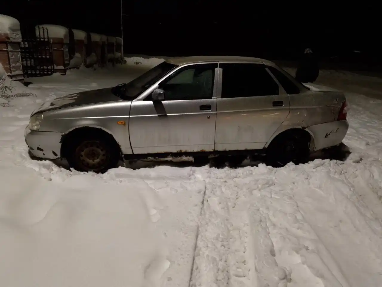 LADA PRIORA 2007 года с новыми шинами и в хорошем состоянии