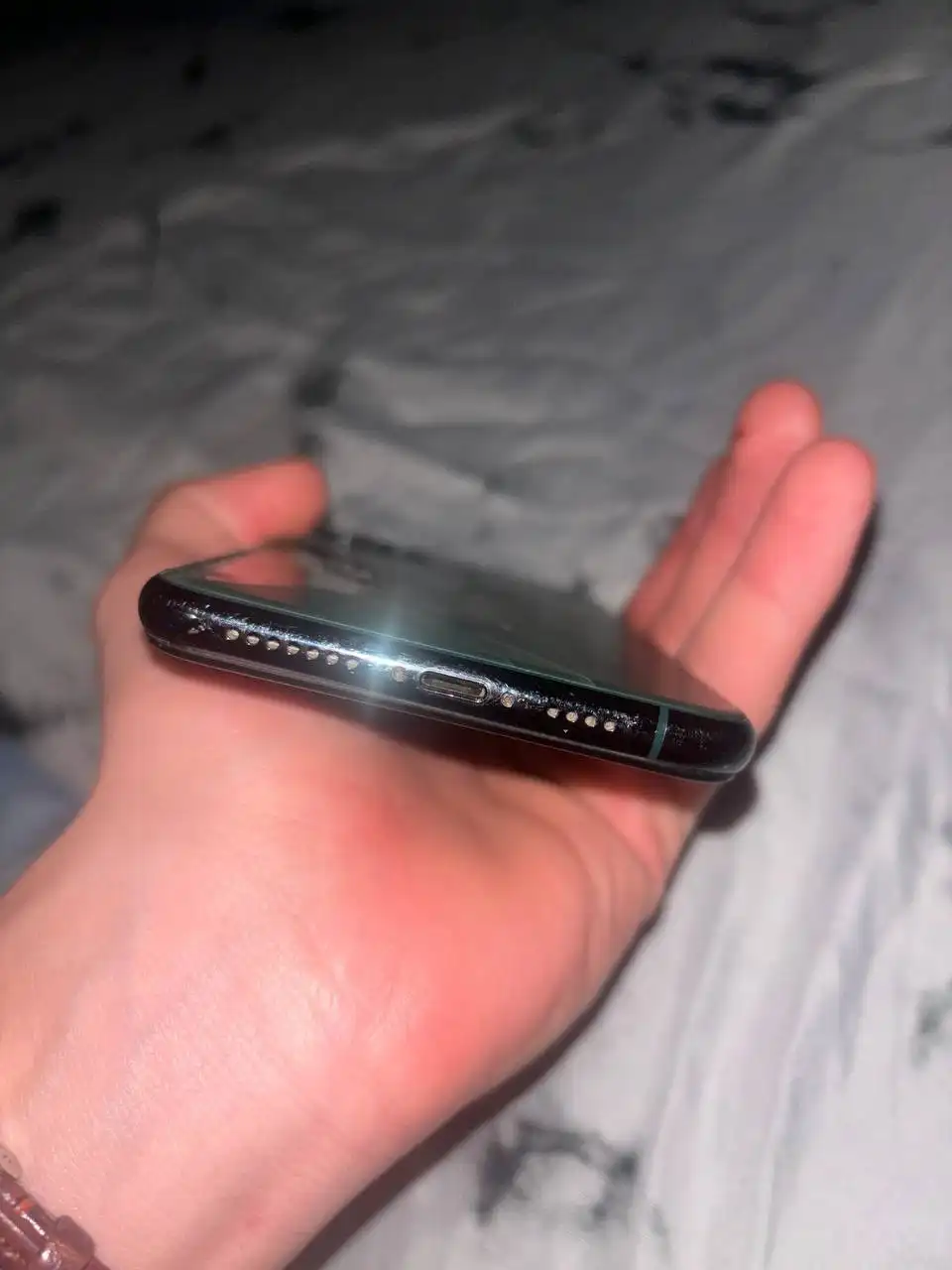 Продам iPhone 11 Pro Max с повреждениями