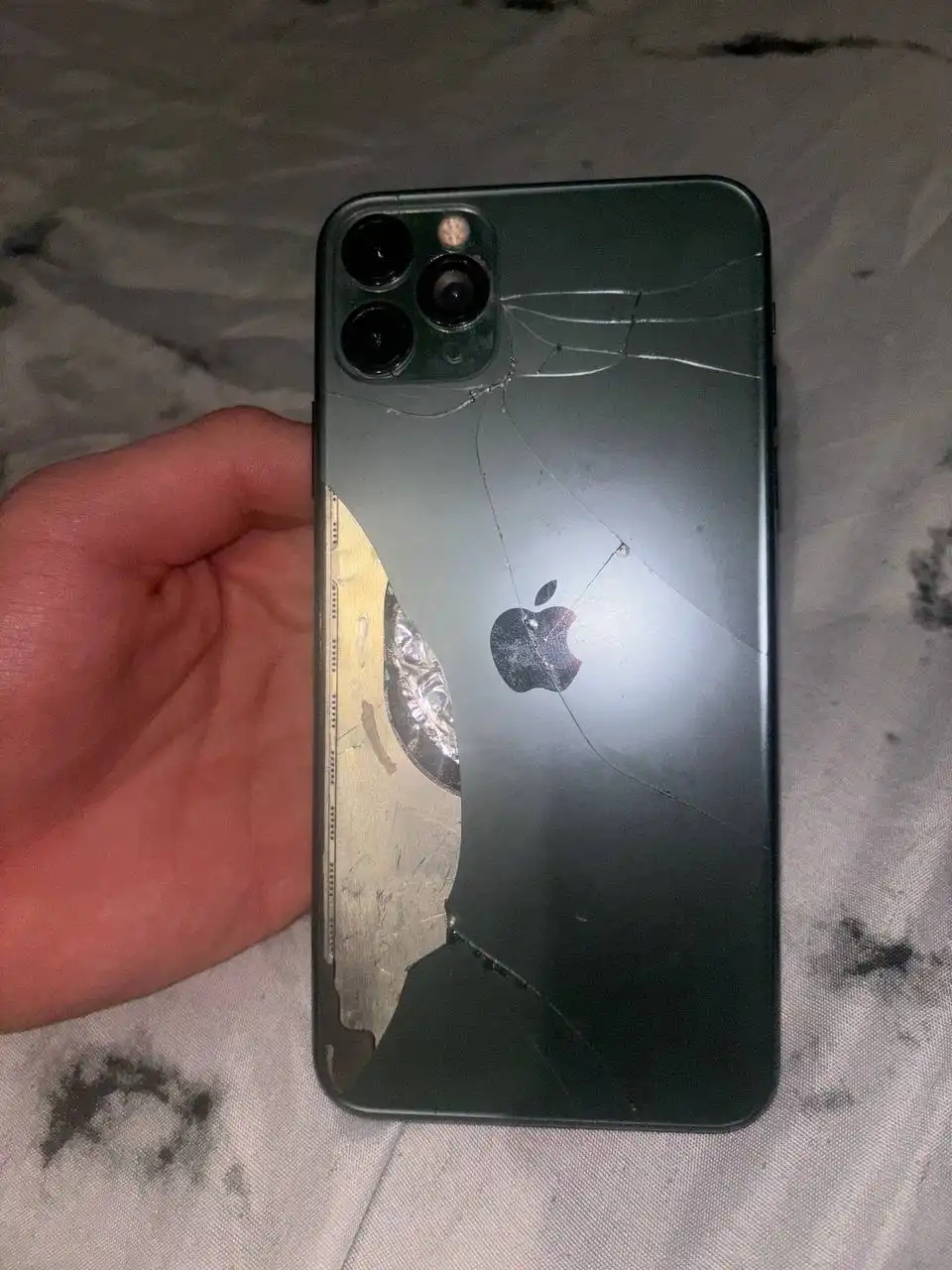 Продам iPhone 11 Pro Max с повреждениями