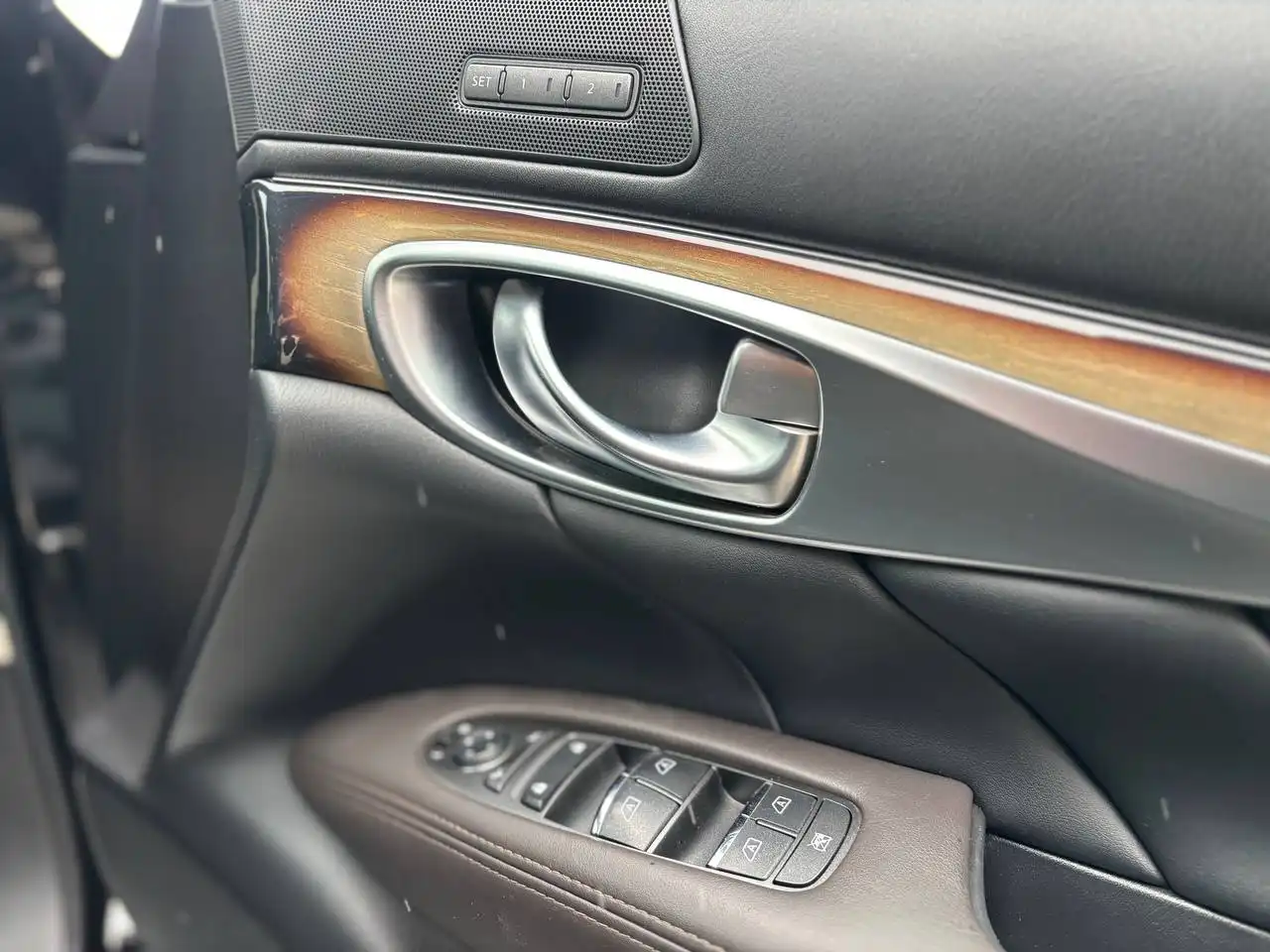 Автомобиль в достойном состоянии с адаптивным светом и круиз-контролем