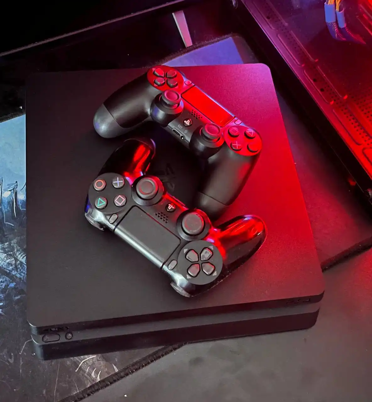 Продажа Sony PlayStation 4 Slim с играми и джойстиками - Игровые приставки (Электроника) в Нижний Новгород