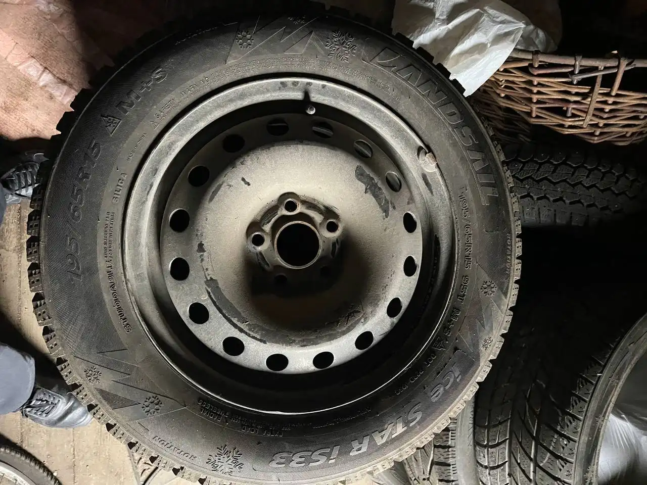 Комплект шин 195/65/15 - Шины и диски (Запчасти) в Нижний Новгород