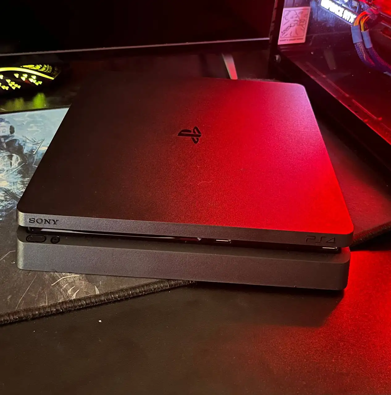 Продажа Sony PlayStation 4 Slim в отличном состоянии с играми и джойстиками - Игровые приставки (Электроника) в Нижний Новгород