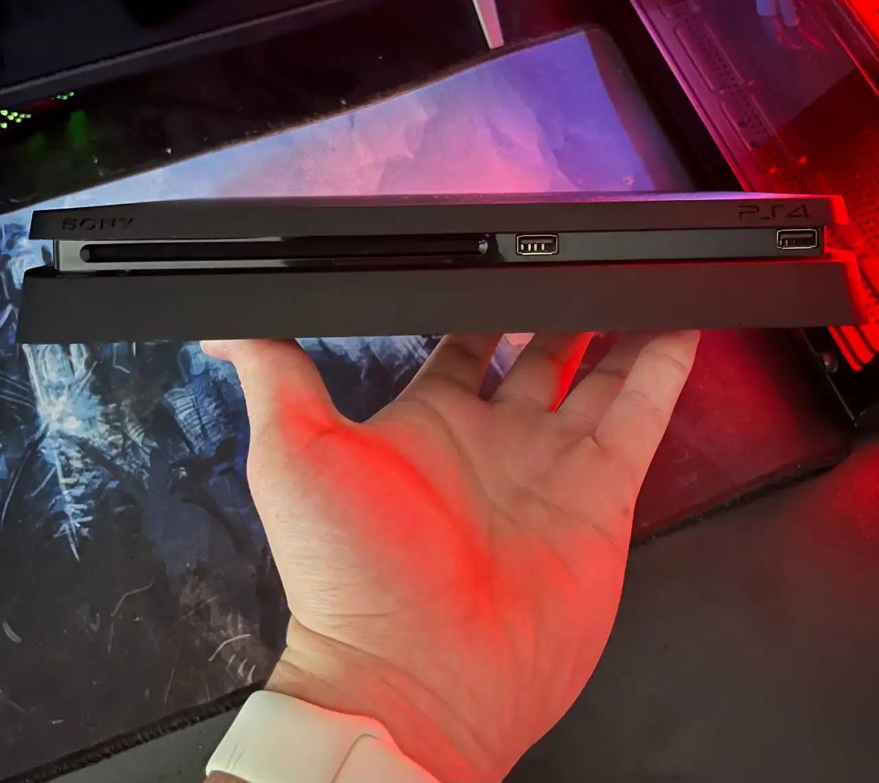 Продажа Sony PlayStation 4 Slim в отличном состоянии с играми и джойстиками - Игровые приставки (Электроника) в Нижний Новгород