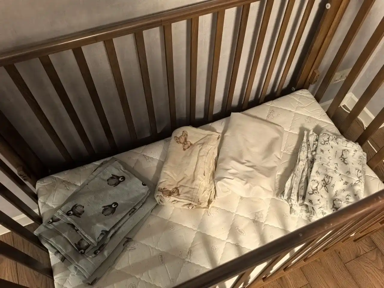 Детская кроватка с ящиком и маятником