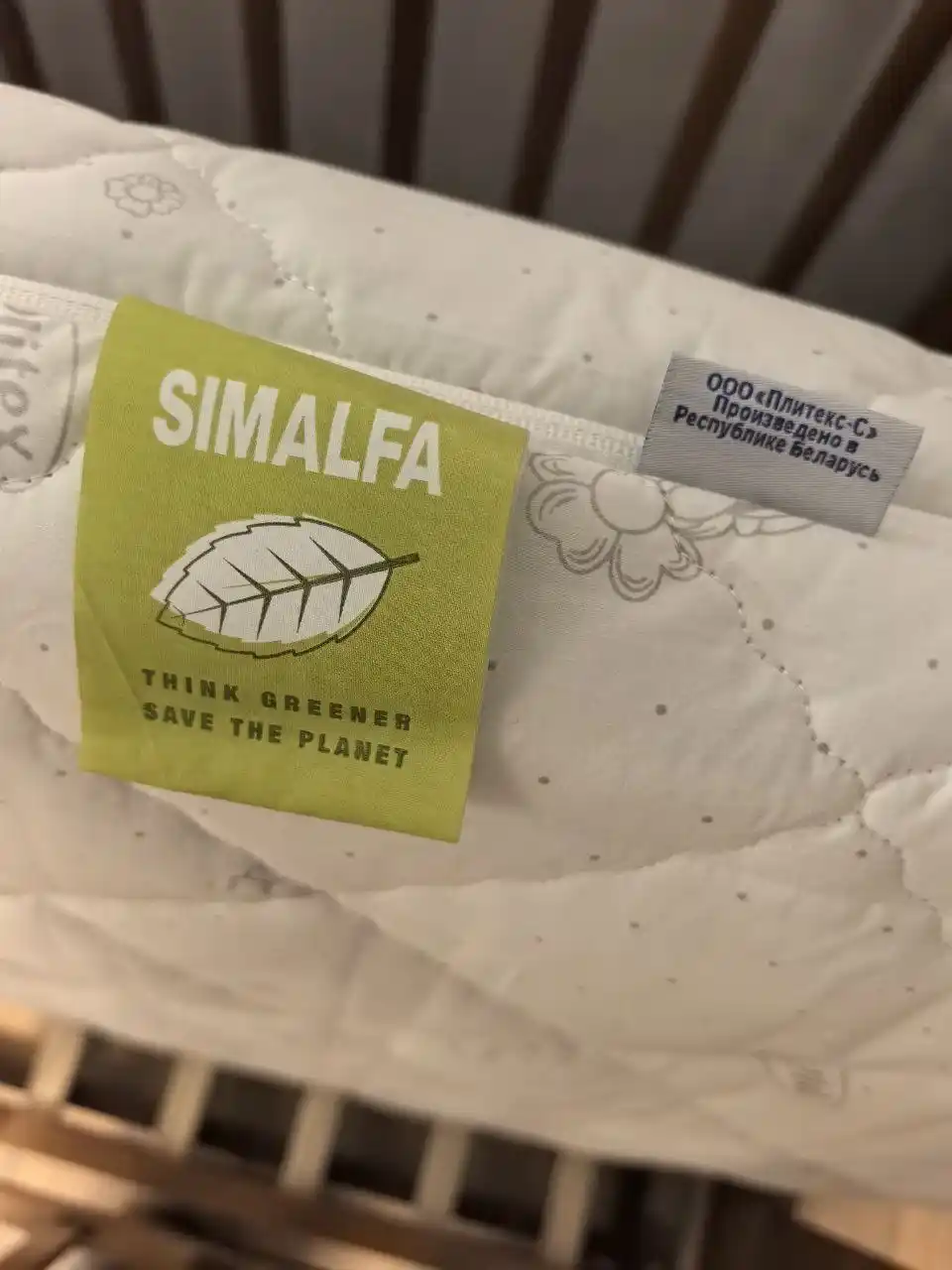 Детская кроватка с ящиком и маятником