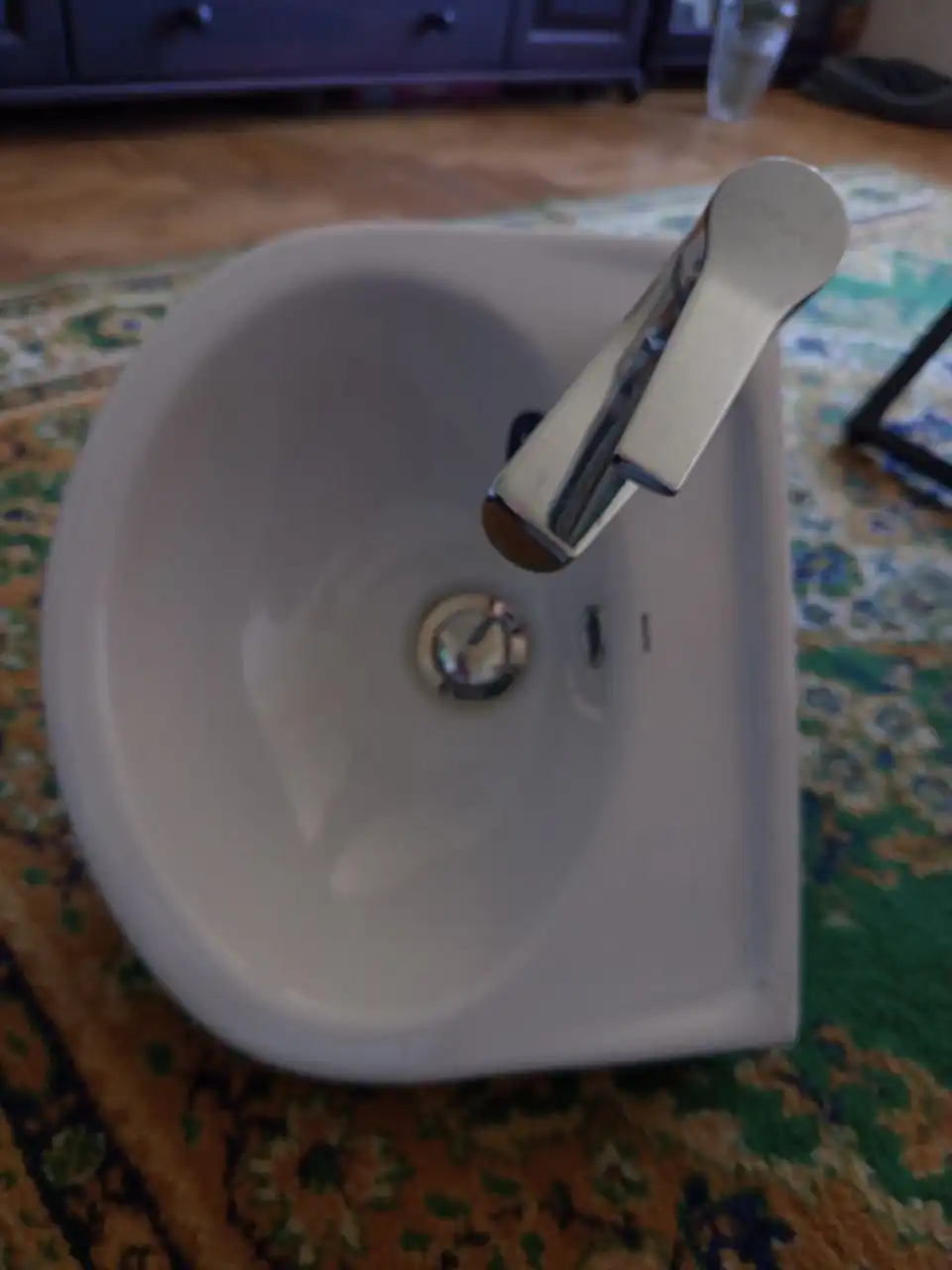 Раковина со смесителем