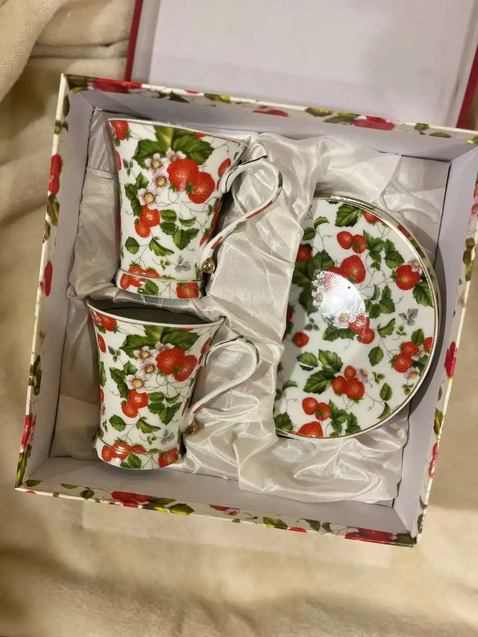 Подарочный набор чашек и блюдец