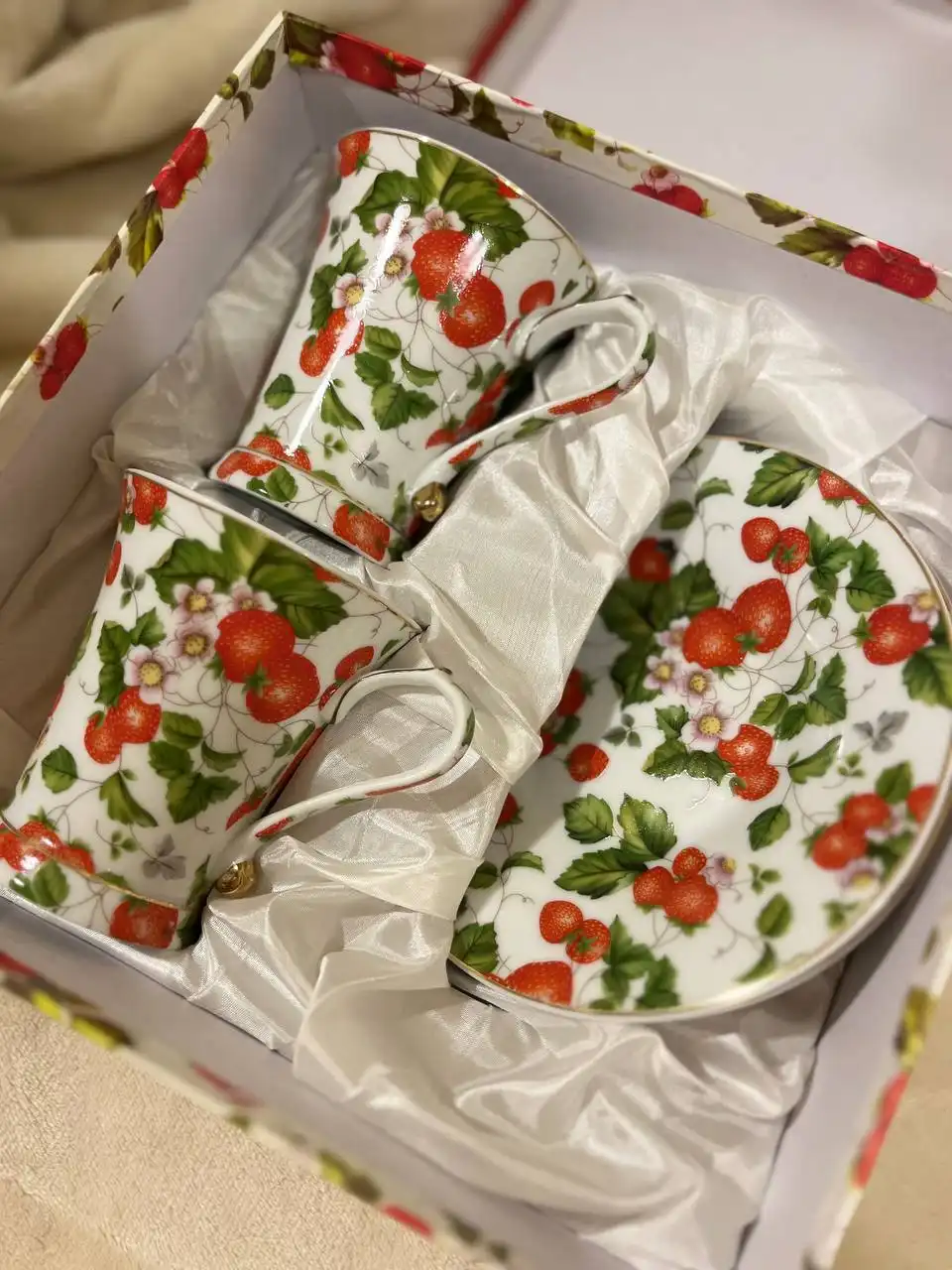 Подарочный набор чашек и блюдец