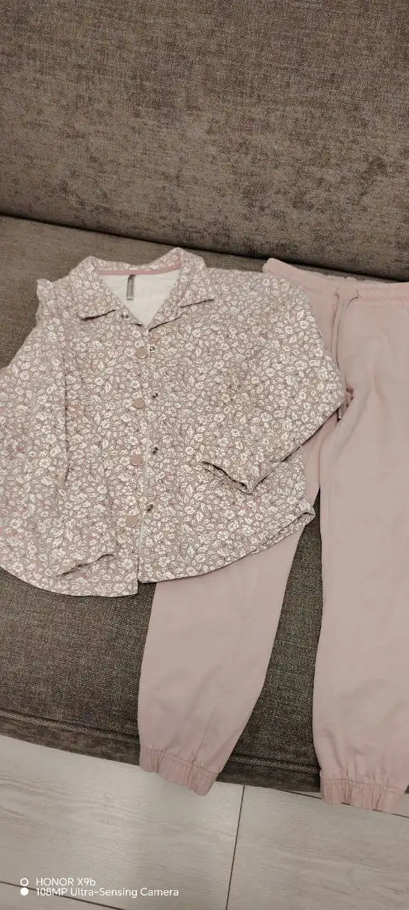 Продам костюм для девочки 122 размера