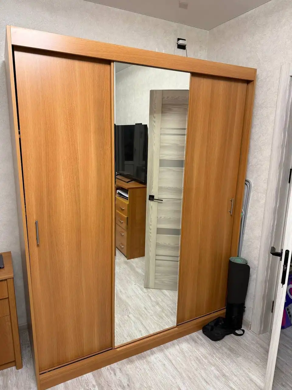 Продажа мебели: шкаф, комод, компьютерный стол