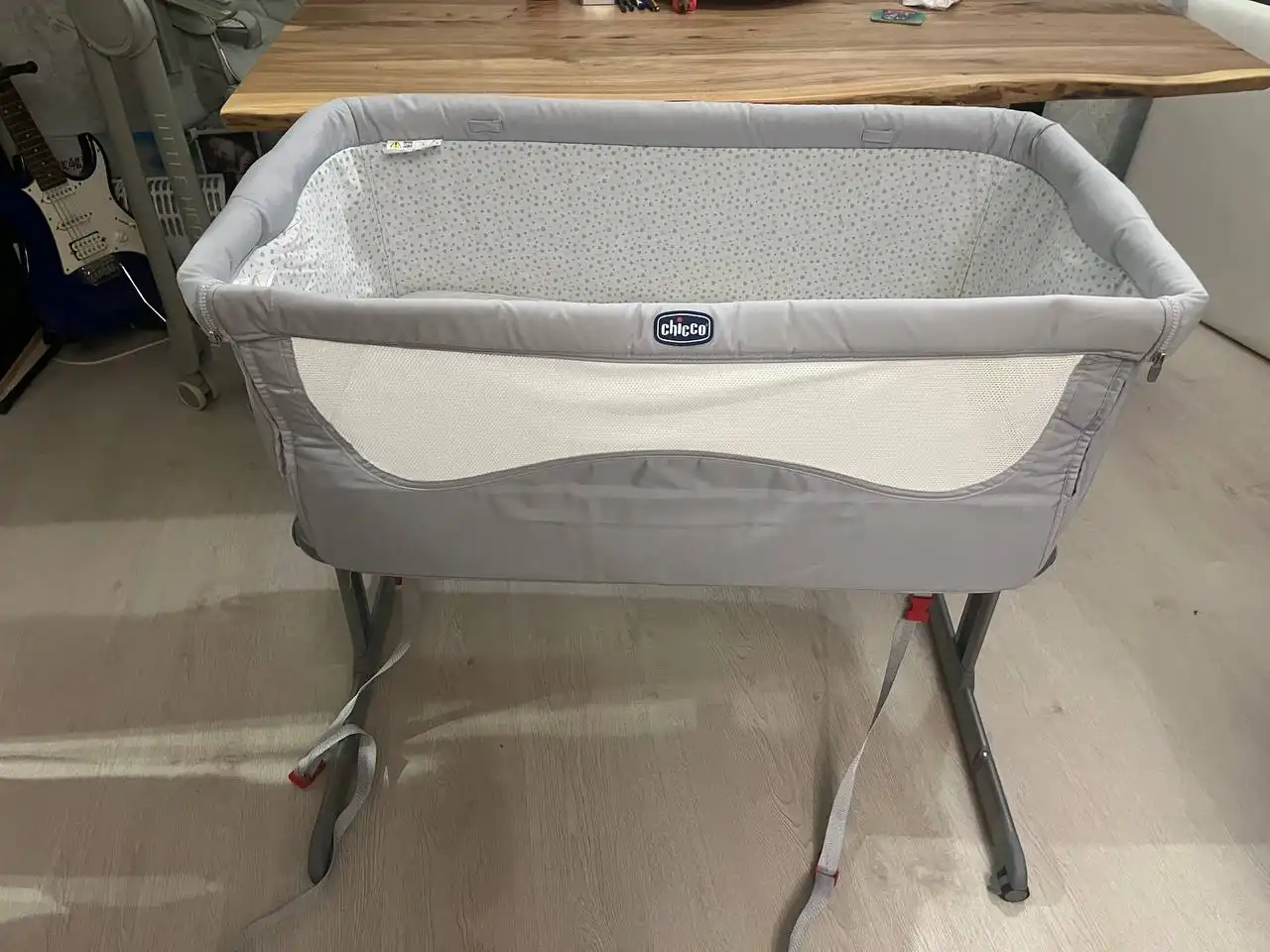 Продам приставную кроватку Chicco next2me