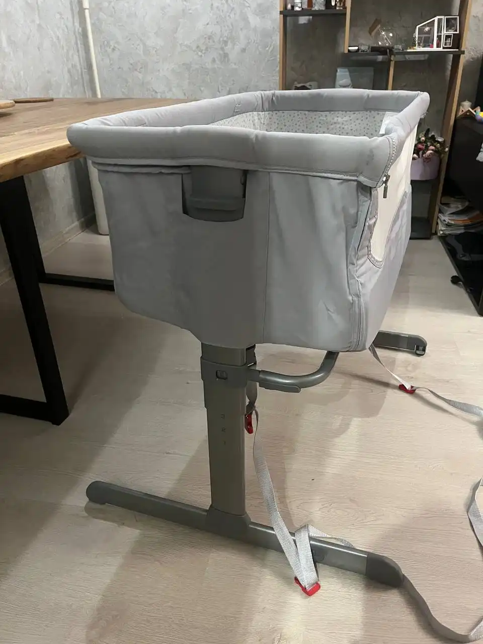 Продам приставную кроватку Chicco next2me