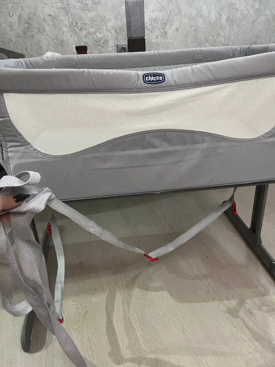 Продам приставную кроватку Chicco next2me