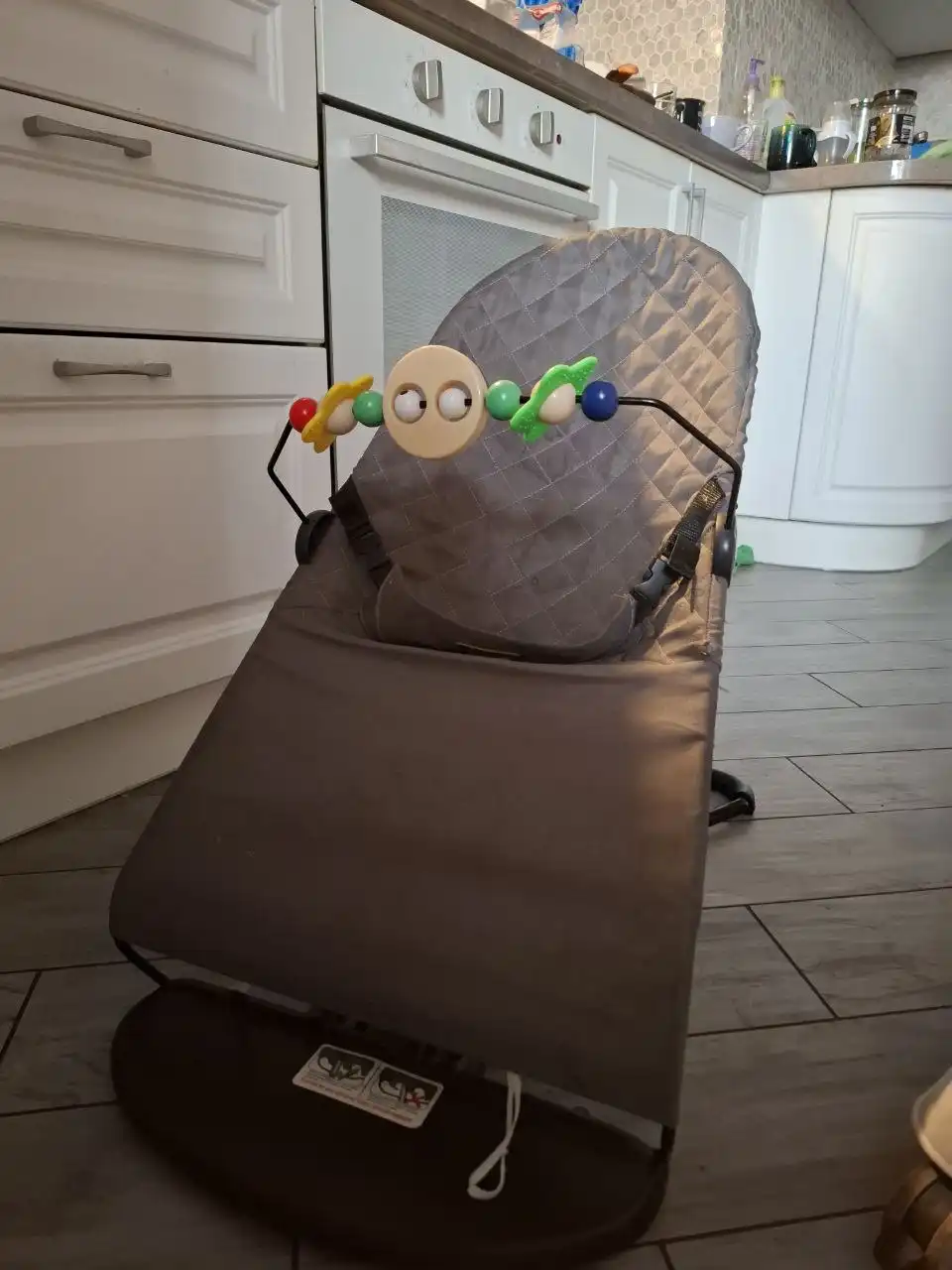 Детские товары для новорожденных: шезлонг, электрокачели, комбинезон