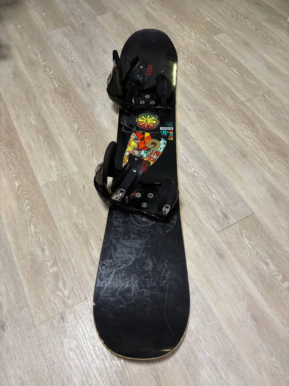 Сноуборд Burton с креплениями и ботинками