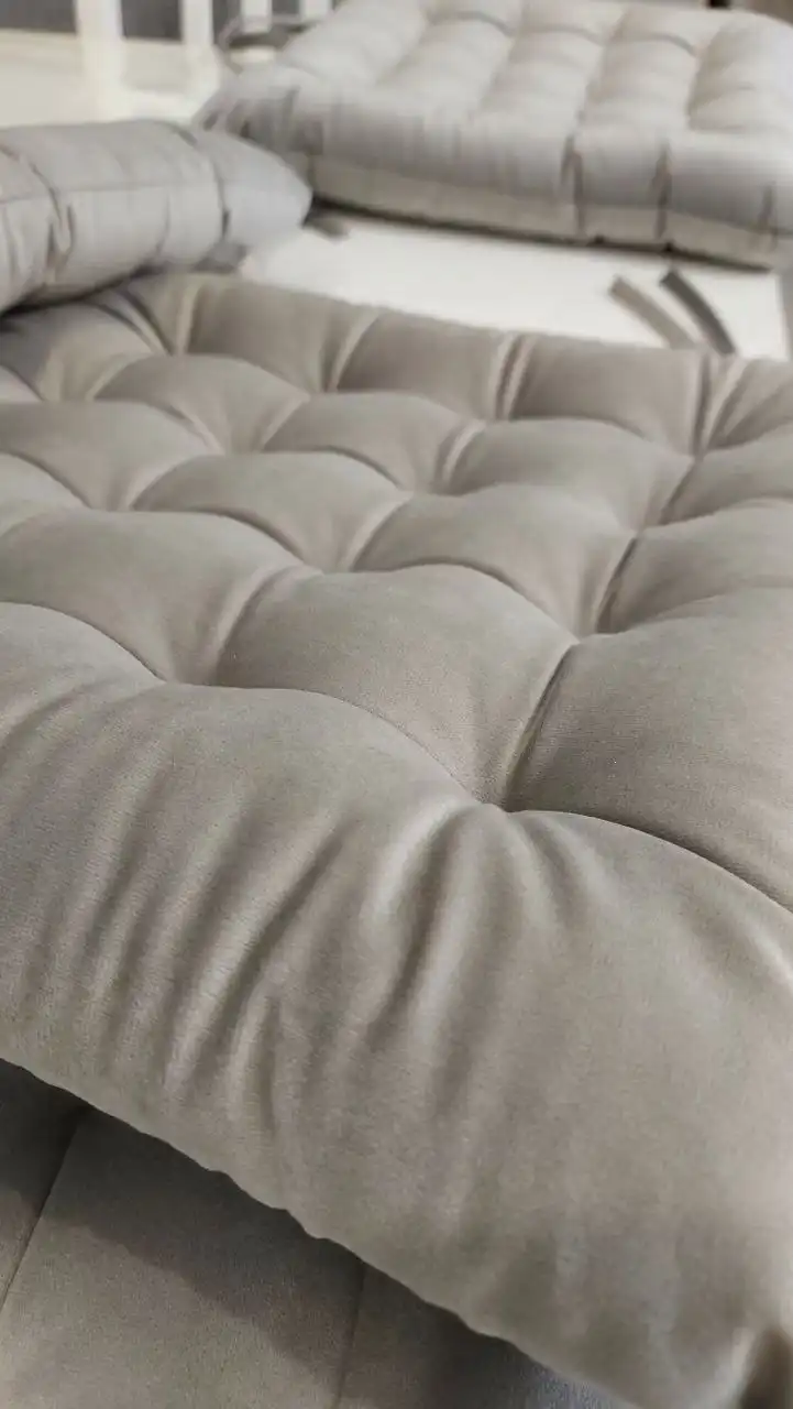 Продажа стола со стульями и подушечками