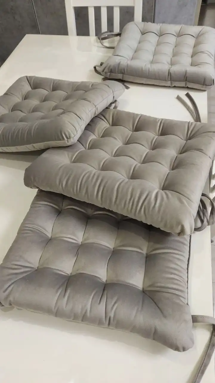 Продажа стола со стульями и подушечками