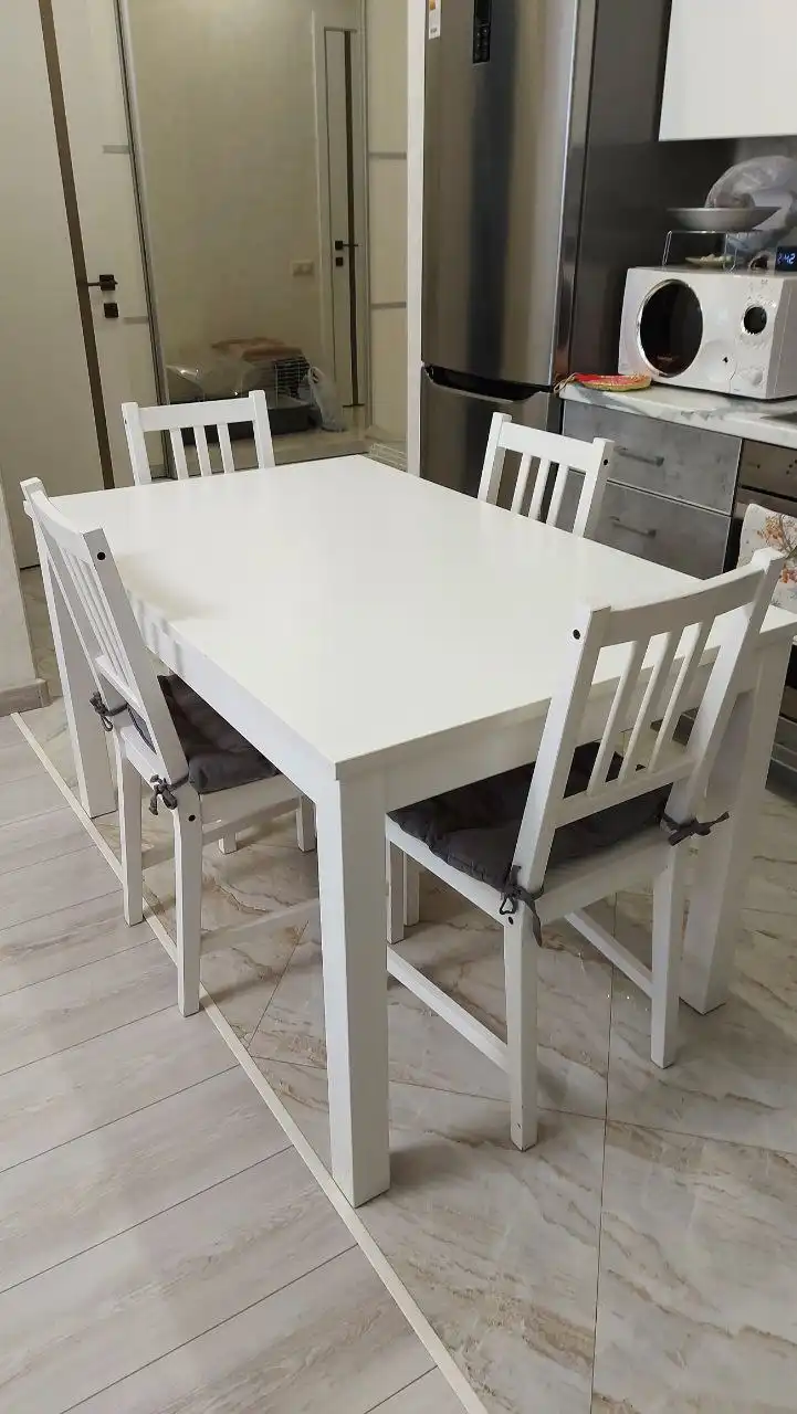 Продажа стола со стульями и подушечками