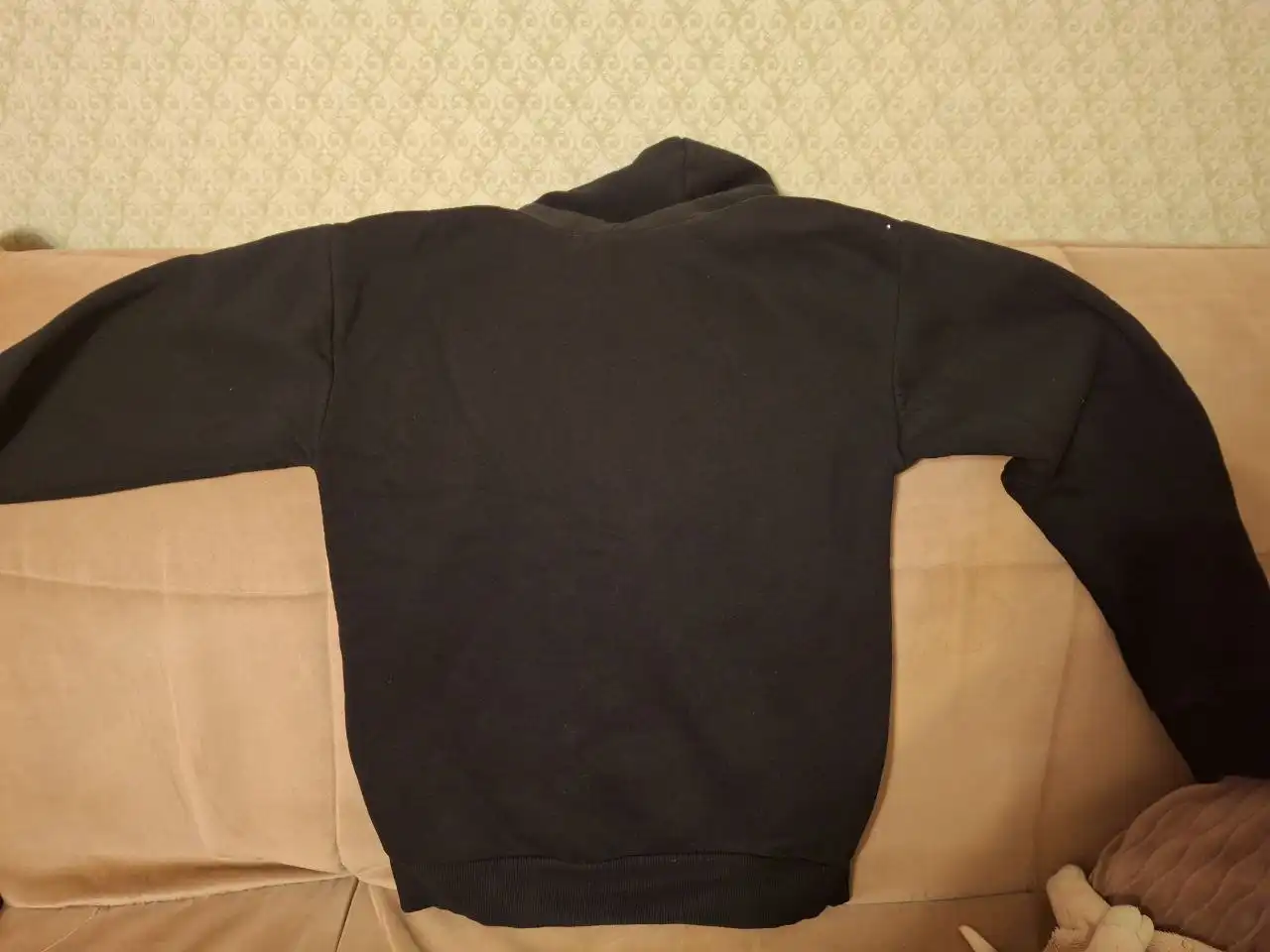 Продам теплую черную толстовку размер S для возраста 11-12 лет