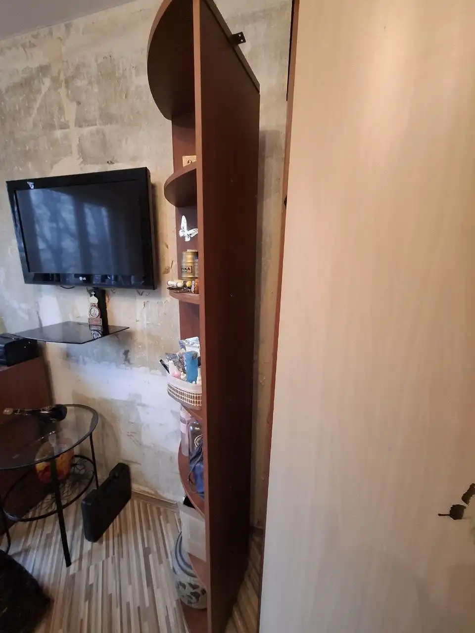 Угловой стеллаж с полками