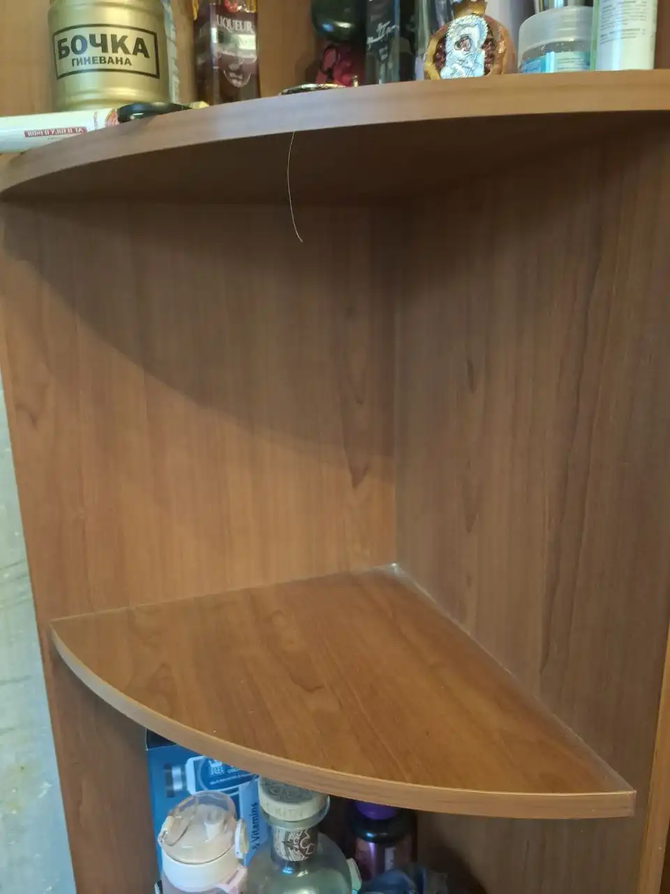 Угловой стеллаж с полками