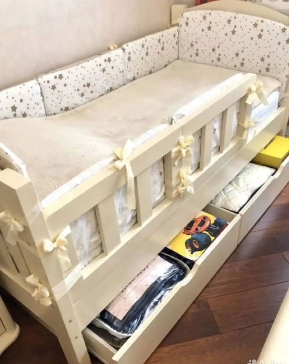 Кровать детская с бортиком и ящиками