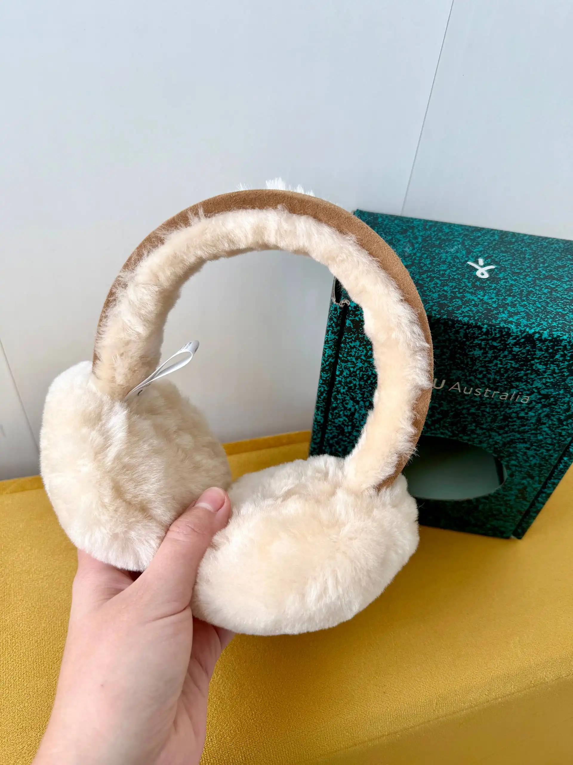 Новые женские наушники EMU Australia из натурального меха - Аудиотехника (Электроника) в Химки