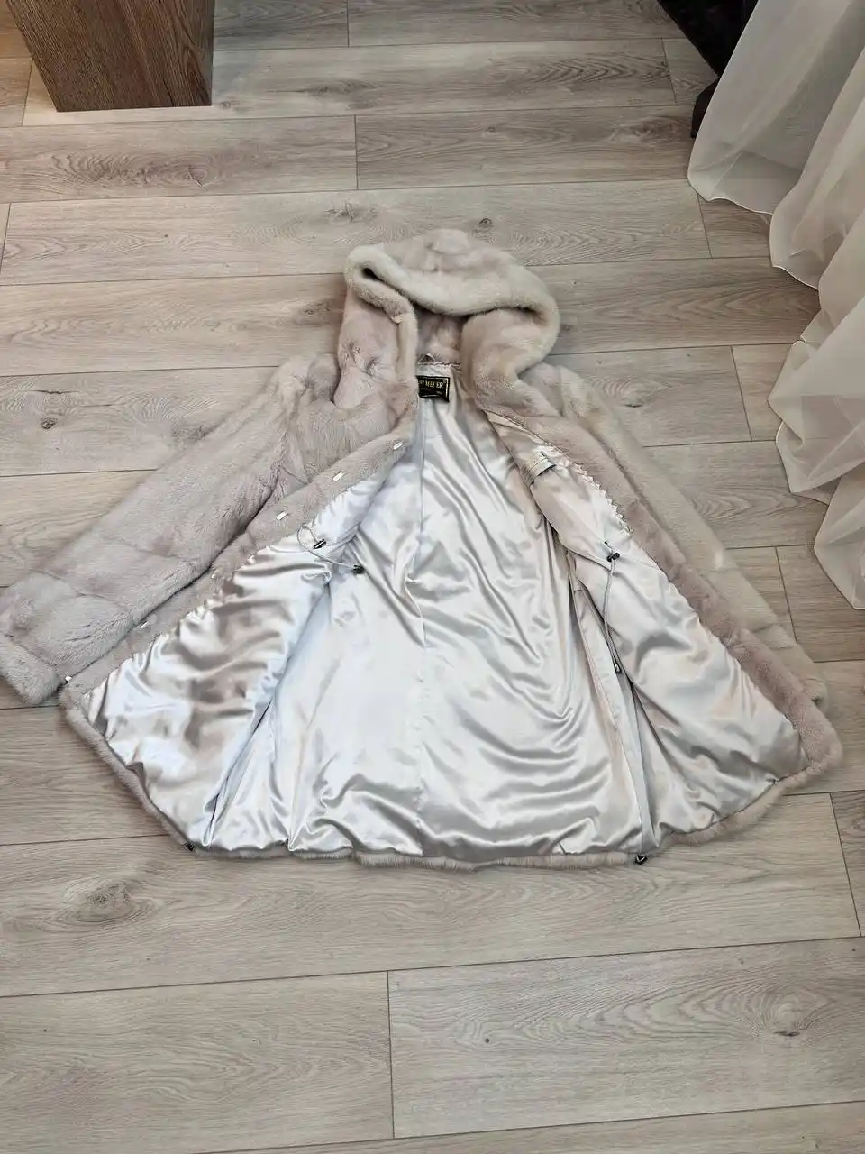 Продам норковую шубу с капюшоном