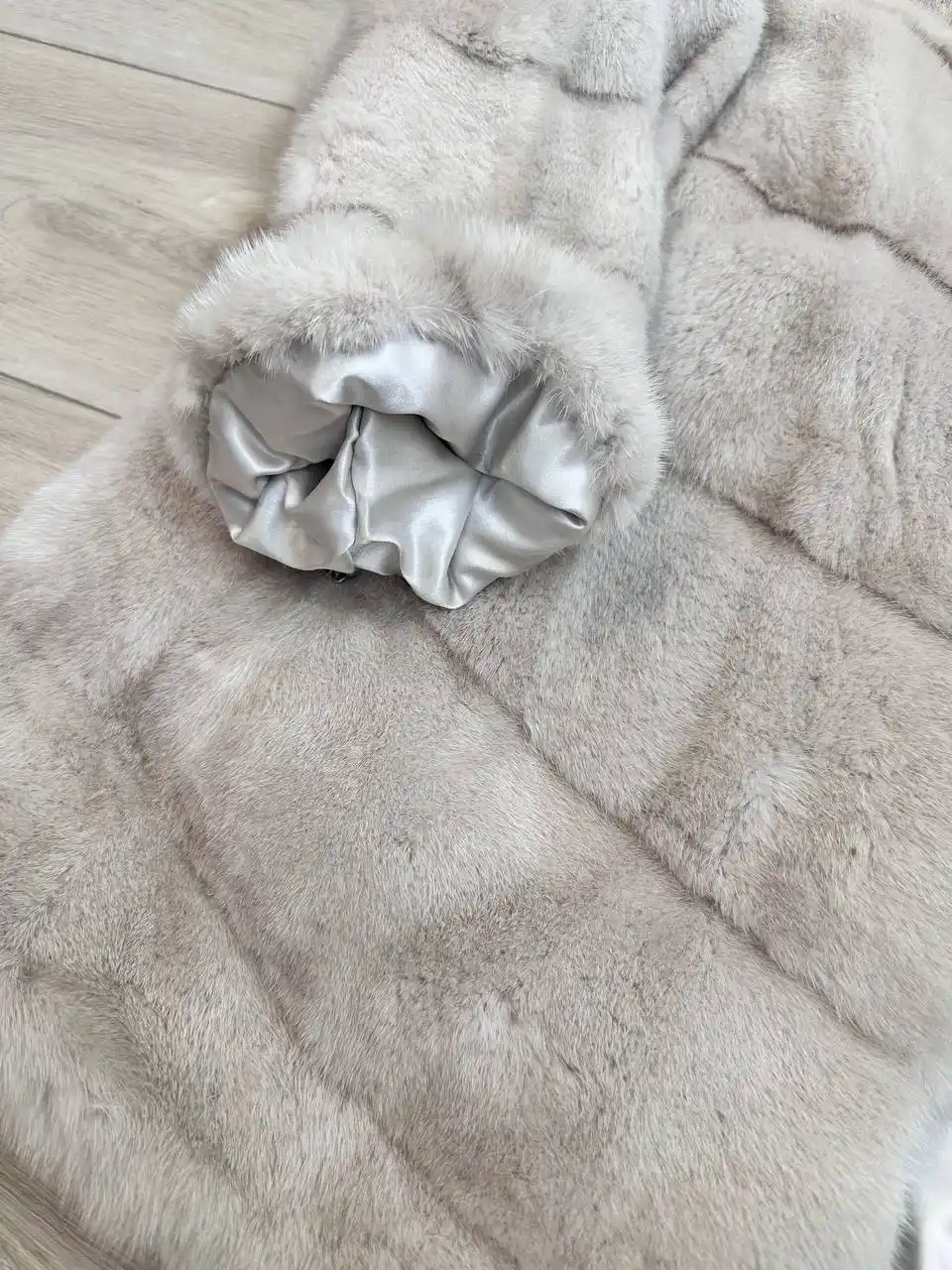 Продам норковую шубу с капюшоном